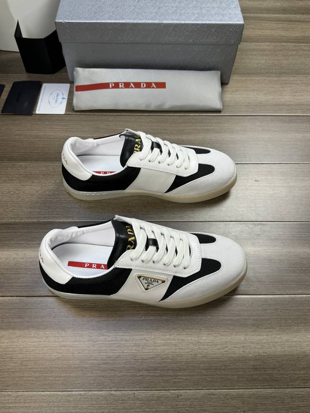 Prada* P: -Size ：38-44 45可订做 普拉达高端品质 原单 -鞋面：全粒面纳帕小牛皮、品牌帆布布匹、鞋身品牌金属扣件logo -内里：水染牛